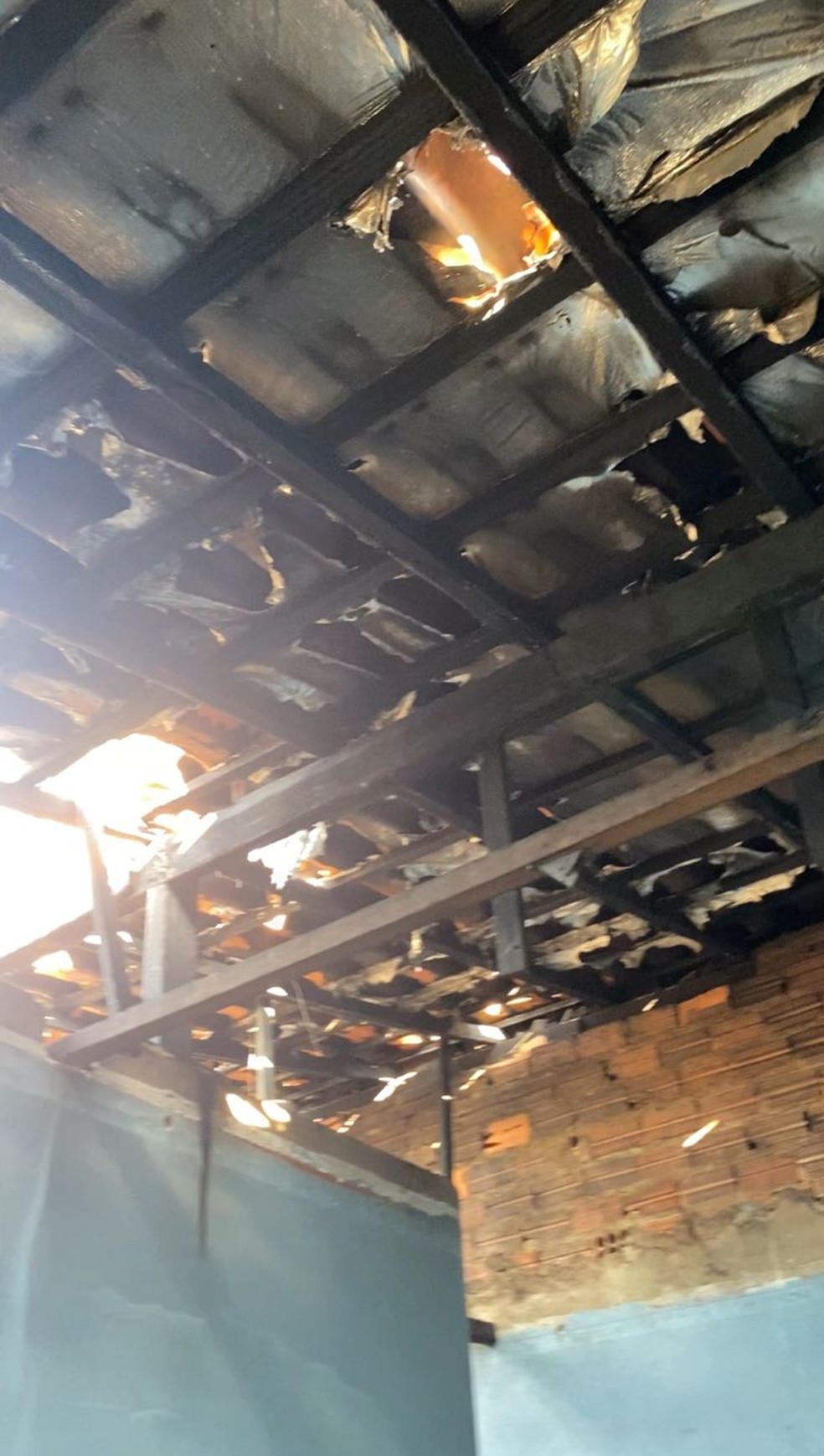 Forro do teto da casa no bairro Santa Cruz 1 foi consumido pelo fogo — Foto: Arquivo pessoal