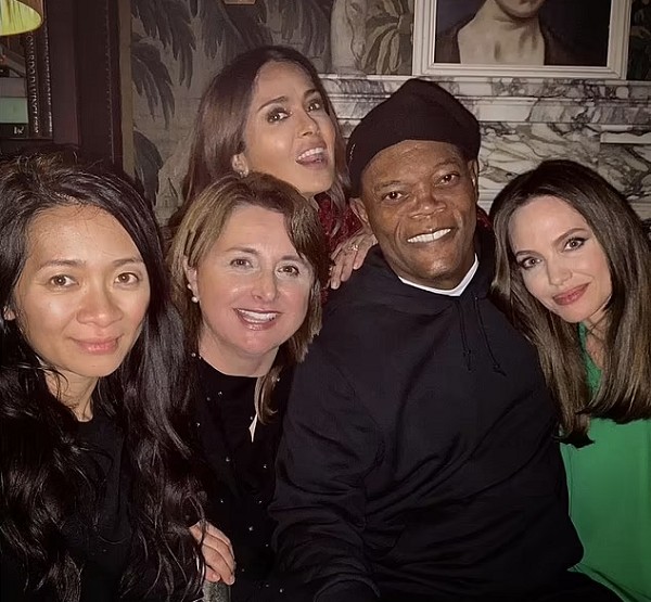 A foto compartilhada pela atriz Salma Hayek na companhia do ator Samuel L. Jackson, da atriz Angelina Jolie, da diretora Chloé Zhao e da produtora Victoria Alonso (Foto: Instagram)