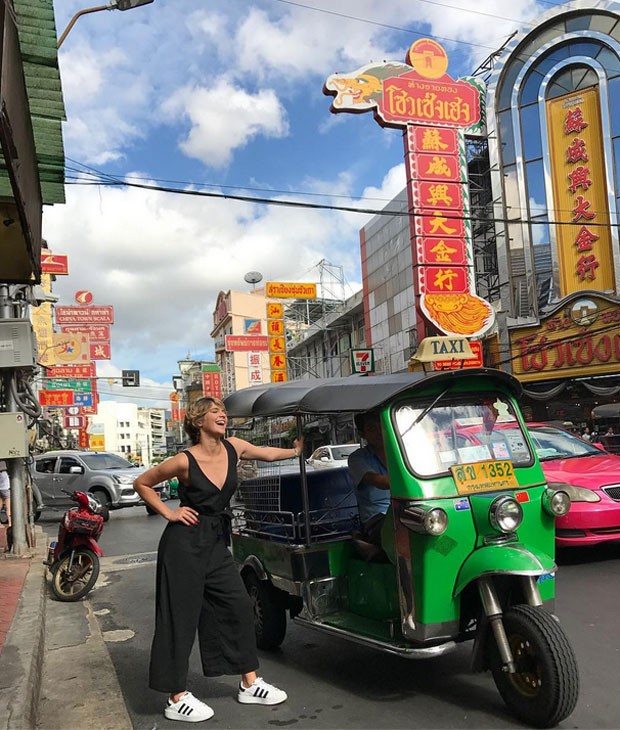 Isabella Santoni em Chinatown, em Bangkok, na tailândia (Foto: Reprodução)