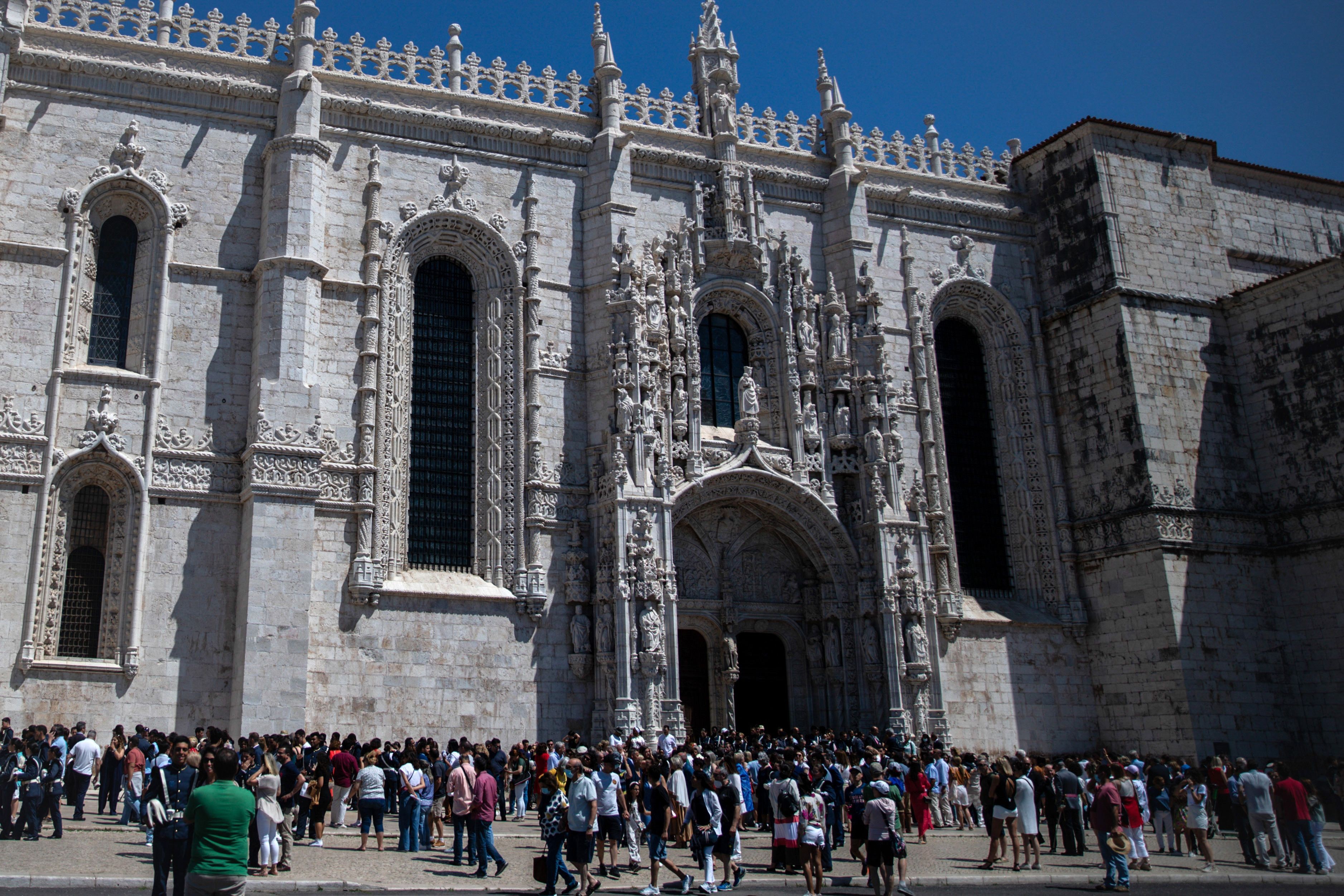 Mosteiro dos Jerônimos, em Lisboa, lotado de turistas
