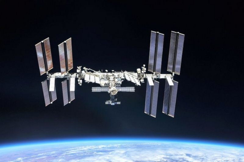 Astronautas da ISS estão cada vez mais tendo que tomar medidas de precaução quando fragmentos de velhos satélites e foguetes se aproximam (Foto: Reuters via BBC News)