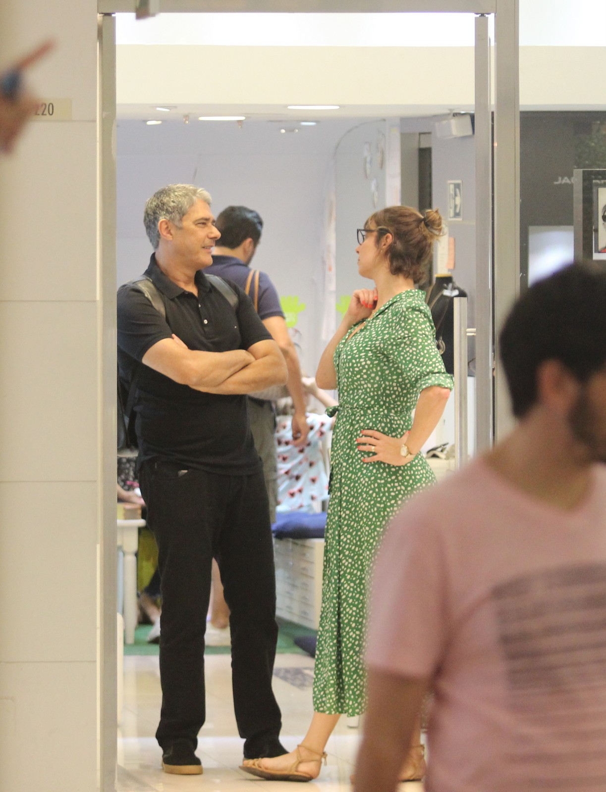 William Bonner é tietado por fãs durante passeio com Natasha Dantas em shopping do Rio de Janeiro (Foto: Rodrigo Adão/ AgNews)