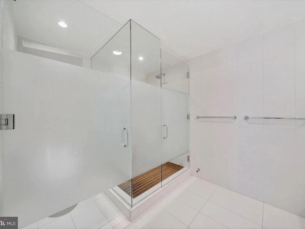 Kamala Harris vende apartamento: banheiro master (Foto: Realtor.com)