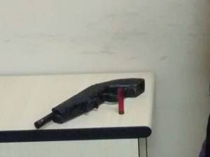 Arma de fabricação caseira calibre 36 foi apreendida. (Foto: Divulgação/Polícia Civil)