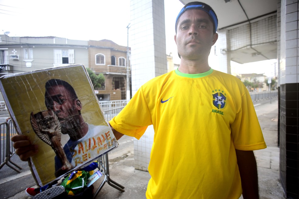 Saulo Duarte, de Juqui&aacute;, na fila para o vel&oacute;rio de Pel&eacute; em Santos &mdash; Foto: Marcos Ribolli