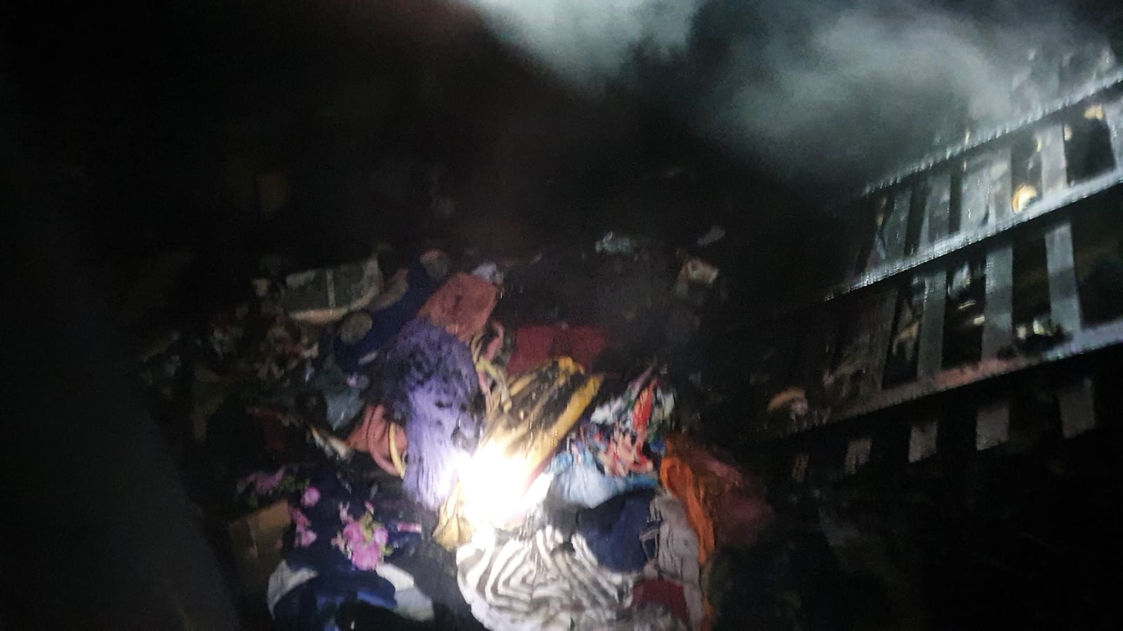 Vela acesa em cima de TV pode ter causado incêndio em residência de Barbacena