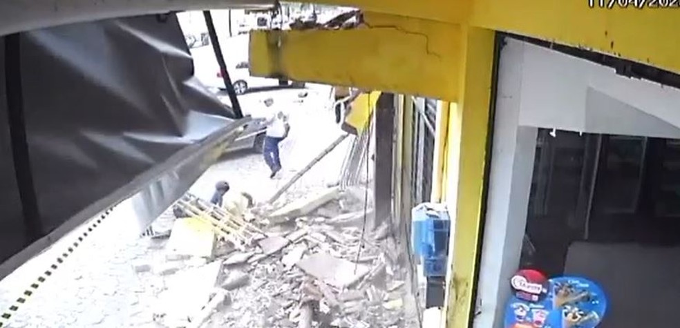 Operário caiu de laje durante desabamento em Aracati. — Foto: Reprodução