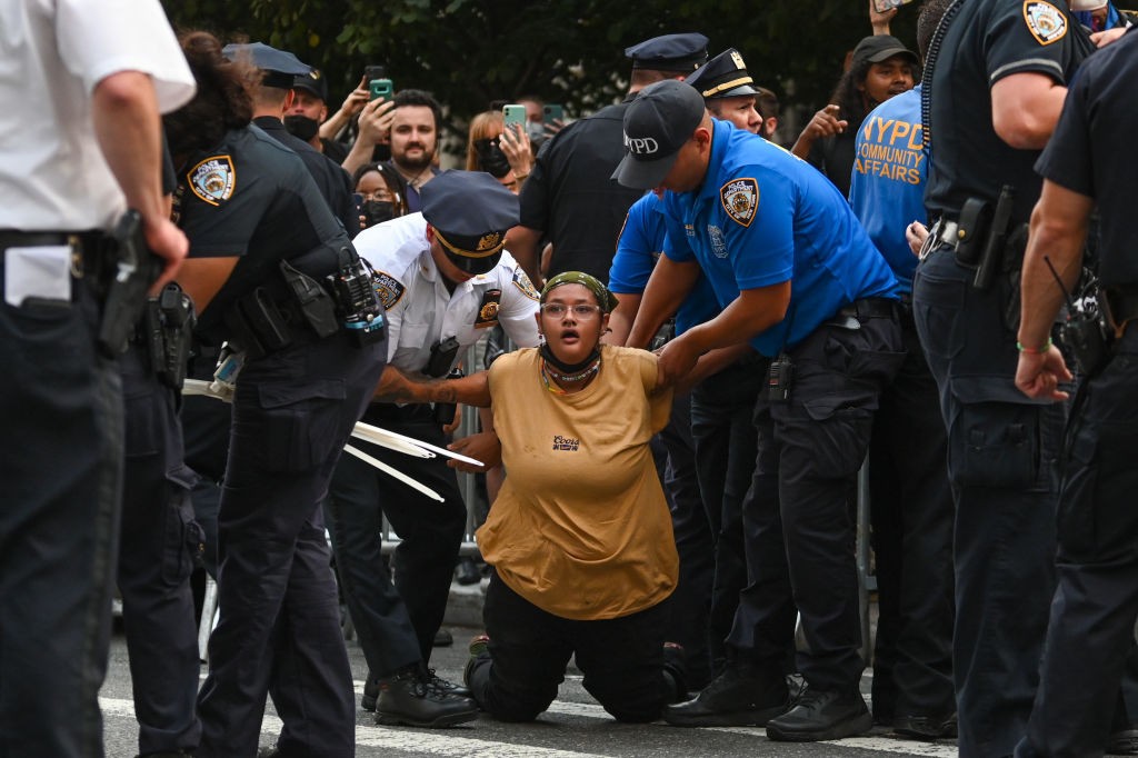 Protestantes do 'Black Lives Matter' são presos durante Met Gala em