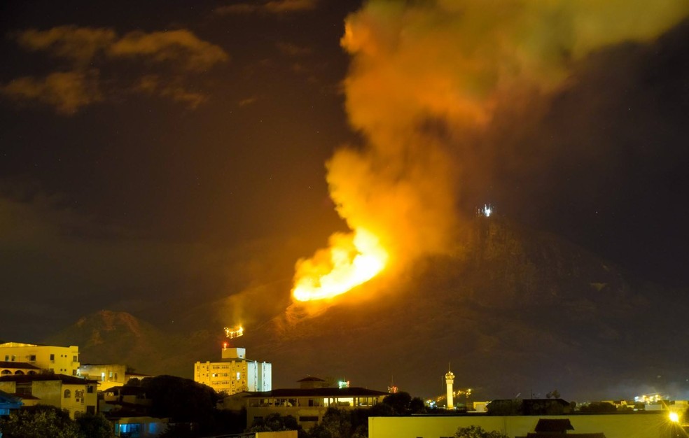 Incêndio atingiu Pico da Ibituruna em Governador Valadares (Foto: Fábio Monteiro/Arquivo Pessoal)