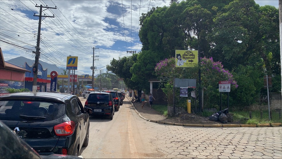 Congestionamento na saída de São Sebastião após liberação de trecho da Rio-Santos nesta terça  — Foto: Mônica Aquino/g1