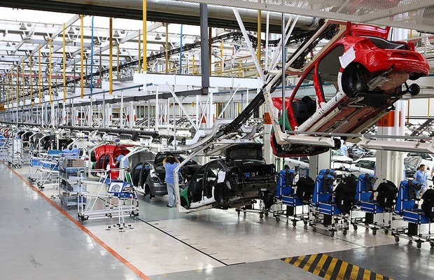 Volkswagen suspende contratos de 800 funcionários e interrompe produção em Taubaté (SP)