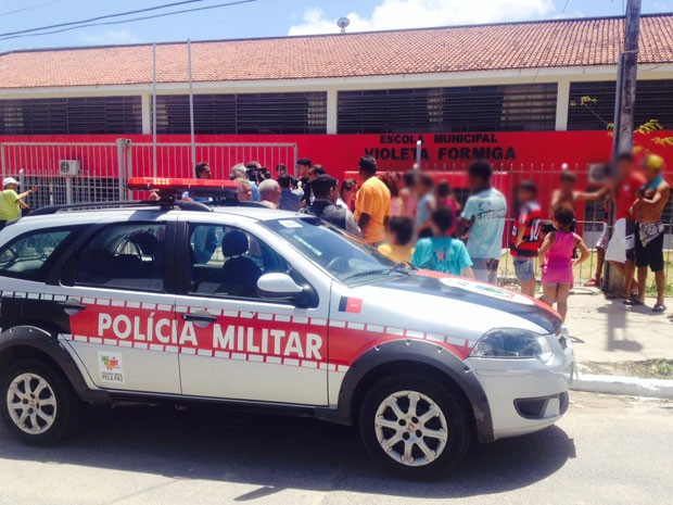 Polícia Militar esteve na escola, mas suspeito de atirar na adolescente fugiu (Foto: Walter Paparazzo/G1)
