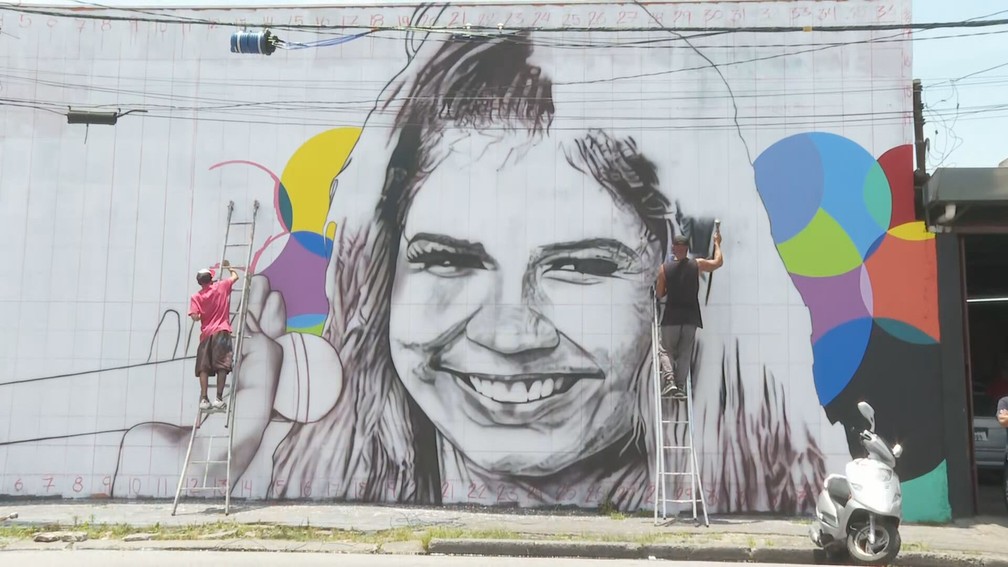 Painel em homenagem a Marília Mendonça na Estrada do Campo Limpo, na Zona Sul de São Paulo. — Foto: Reprodução/TV Globo