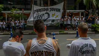 Torcida do Santos na porta do Hospital Albert Einstein em vigília pela melhora de Pelé; eles levaram bandeiras e camisas em homenagem ao Rei — Foto: Felipe Iruatã/Zimel Press/Agência O Globo