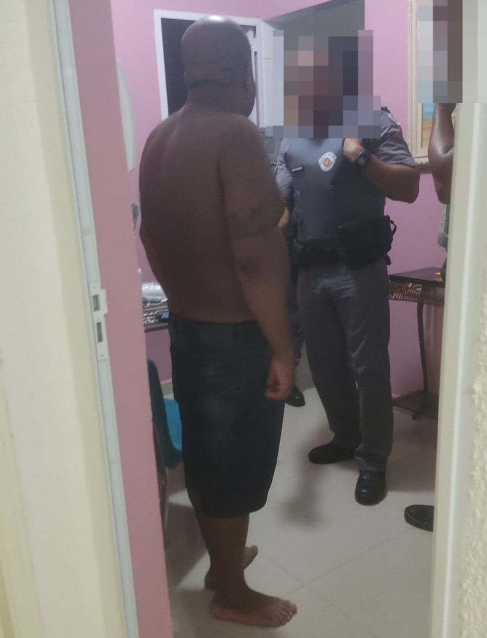 Homem preso por sequestro após arrastar criança de 12 anos em Praia Grande entrou em surto psicótico um dia antes no apartamento — Foto: Arquivo pessoal