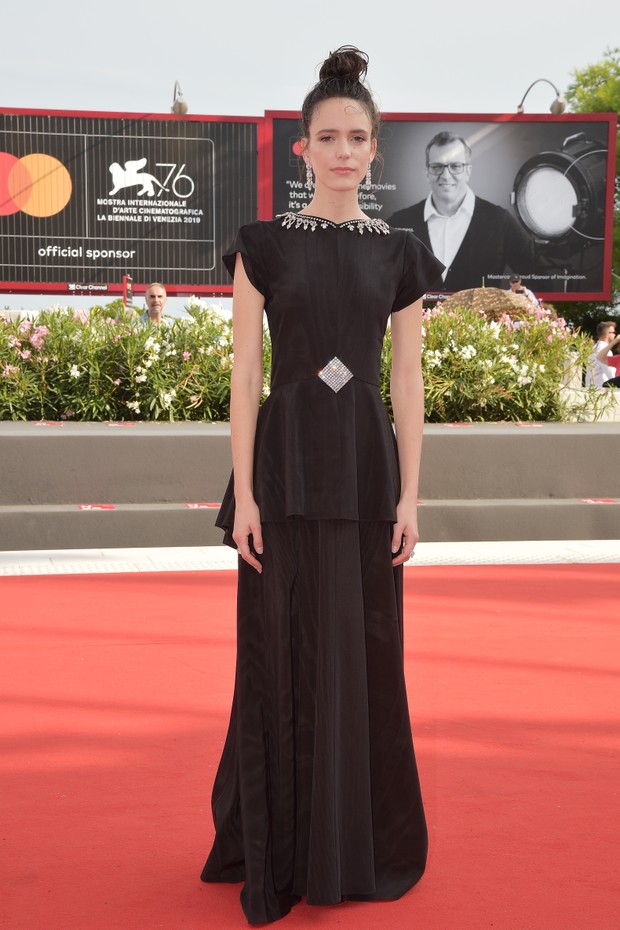 VENICE, ITALY - SEPTEMBER 02: Stacy Martin walks the red carpet ahead of the "Ji Yuan Tai Qi Hao" (No.7 Cherry Lane) screening during the 76th Venice Film Festival at Sala Grande on September 02, 2019 in Venice, Italy. (Photo by Theo Wargo/Getty Images) (Foto: Getty Images)