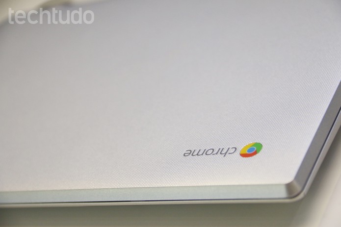 Chromebook 2 da Toshiba continua prateado, mas ganhou tela IPS (Foto: Fabrício Vitorino/TechTudo) Chromebook 2 da Toshiba continua prateado, mas ganhou tela IPS (Foto: Fabrício Vitorino/TechTudo)