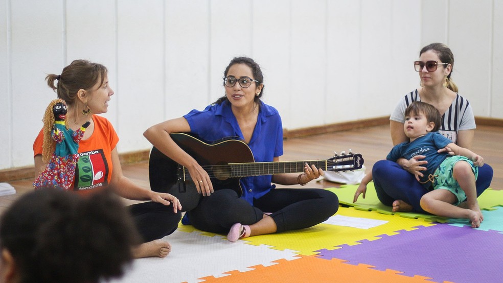 Pais e filhos participam de aula de musicalização  — Foto: Secom-PB/Divulgação