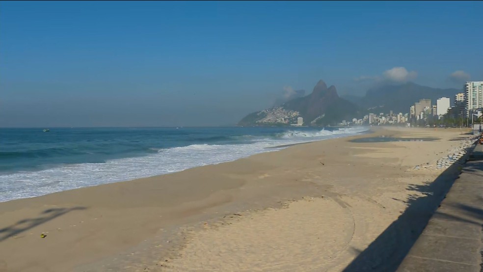 Praia do Arpoador, na Zona Sul do Rio, vazia no primeiro dia de restrições — Foto: Reprodução/TV Globo
