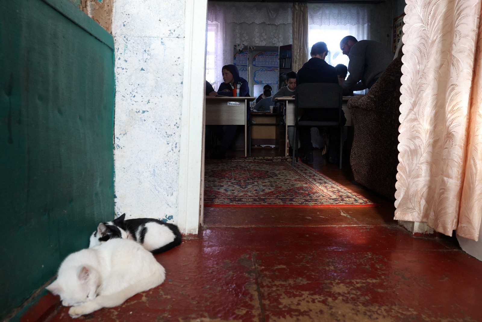 Em Shandrygolove, restam apenas 15 crianças e não há eletricidade nem Internet — Foto: Anatolii Stepanov / AFP