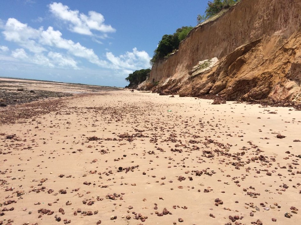 A barreira do Cabo Branco teve proteção levada pelo mar durante a ressaca, em João Pessoa, nesta sexta-feira (2) (Foto: Noé Estrela /  Arquivo Pessoal )