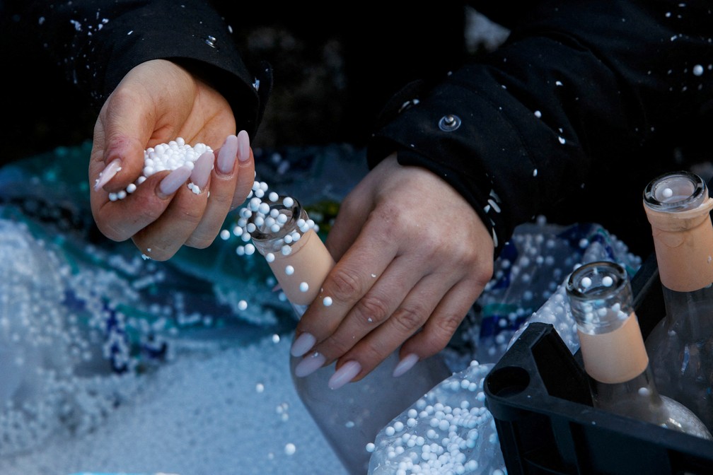 1º de março - Moradores de Uzhhorod, na Ucrânia, se reúnem em mutirão para produzir coquetéis Molotov com o intuito de defender a cidade da invasão russa — Foto: Serhii Hudak/Reuters