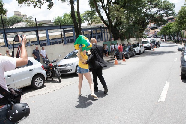 Ju Isen é levada por seu segurança (Foto: Divulgação) Ju Isen é levada por seu segurança (Foto: Divulgação)