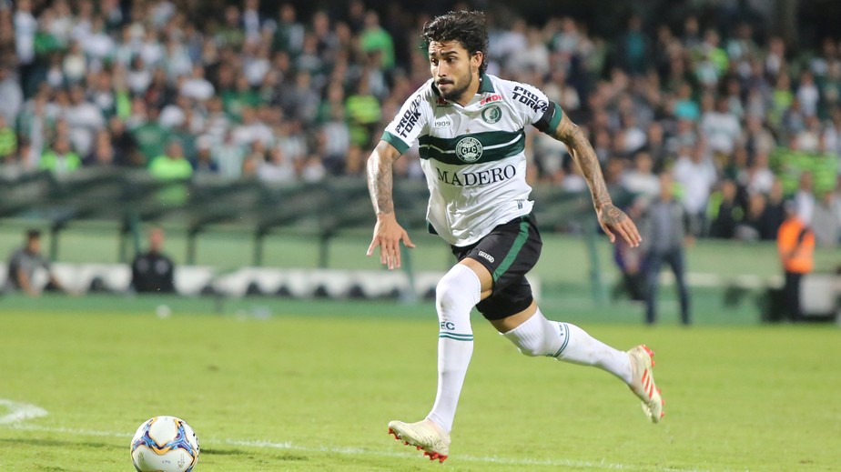 Patrick Brey emenda 900 minutos seguidos pelo Coritiba, mas tem vaga ameaçada por Rafinha