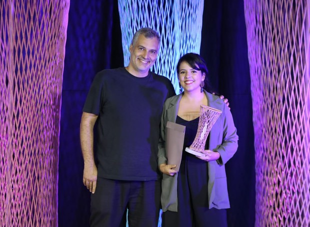 O jurado Leonardo Finotti entrega o prêmio para Beatriz Carvalho Rocha, do escritório Aleph Zero (Foto: Alexandre DiPaula/Editora Globo)