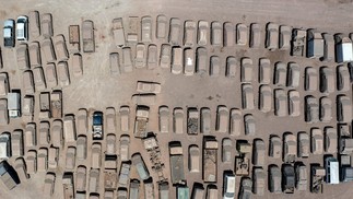 Carros abandonados também são encontrados na região do Atacama — Foto: MARTIN BERNETTI / AFP