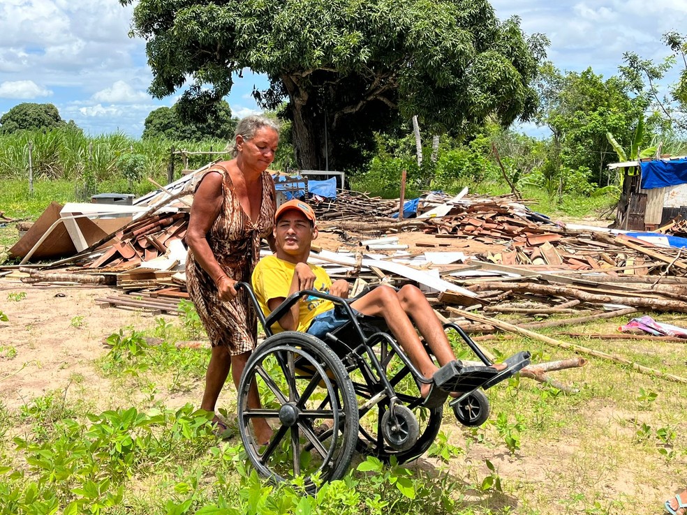 Mãe e filho foram abrigados na casa de vizinho  — Foto: Vinícius Marinho 