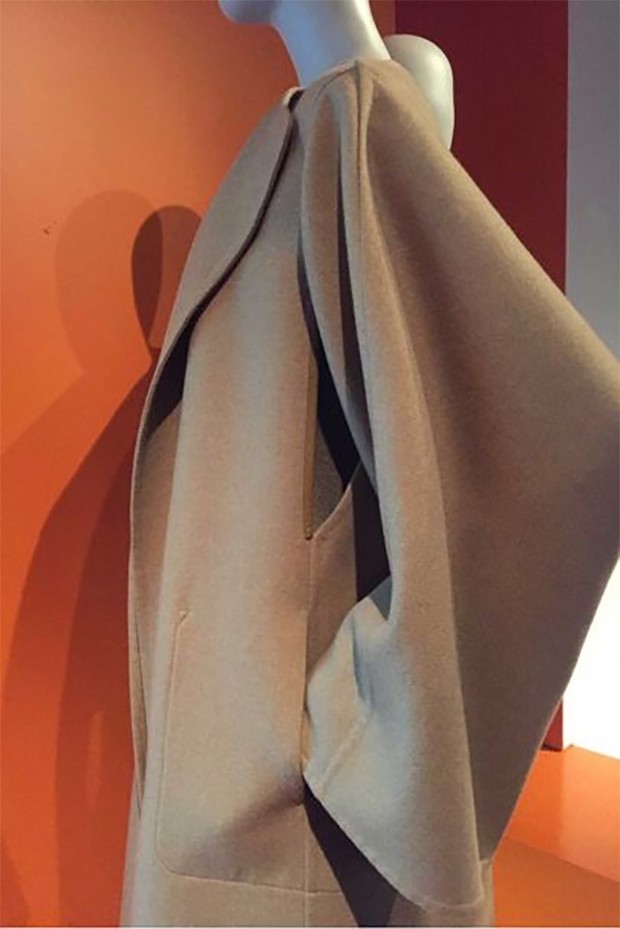 A camel coat by Martin Margiela for Hermès, showcasing his fluid drapery and love of hidden details, such as the slit in the underarm to enable ease of movement and, if the arms are put inside the opening, to wear the coat as a cape (Foto: @suzymenkesvogue)