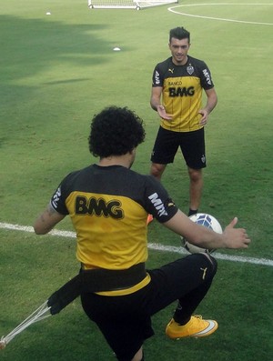 Luan e Dátolo, do Atlético-MG (Foto: Rafael Araújo)