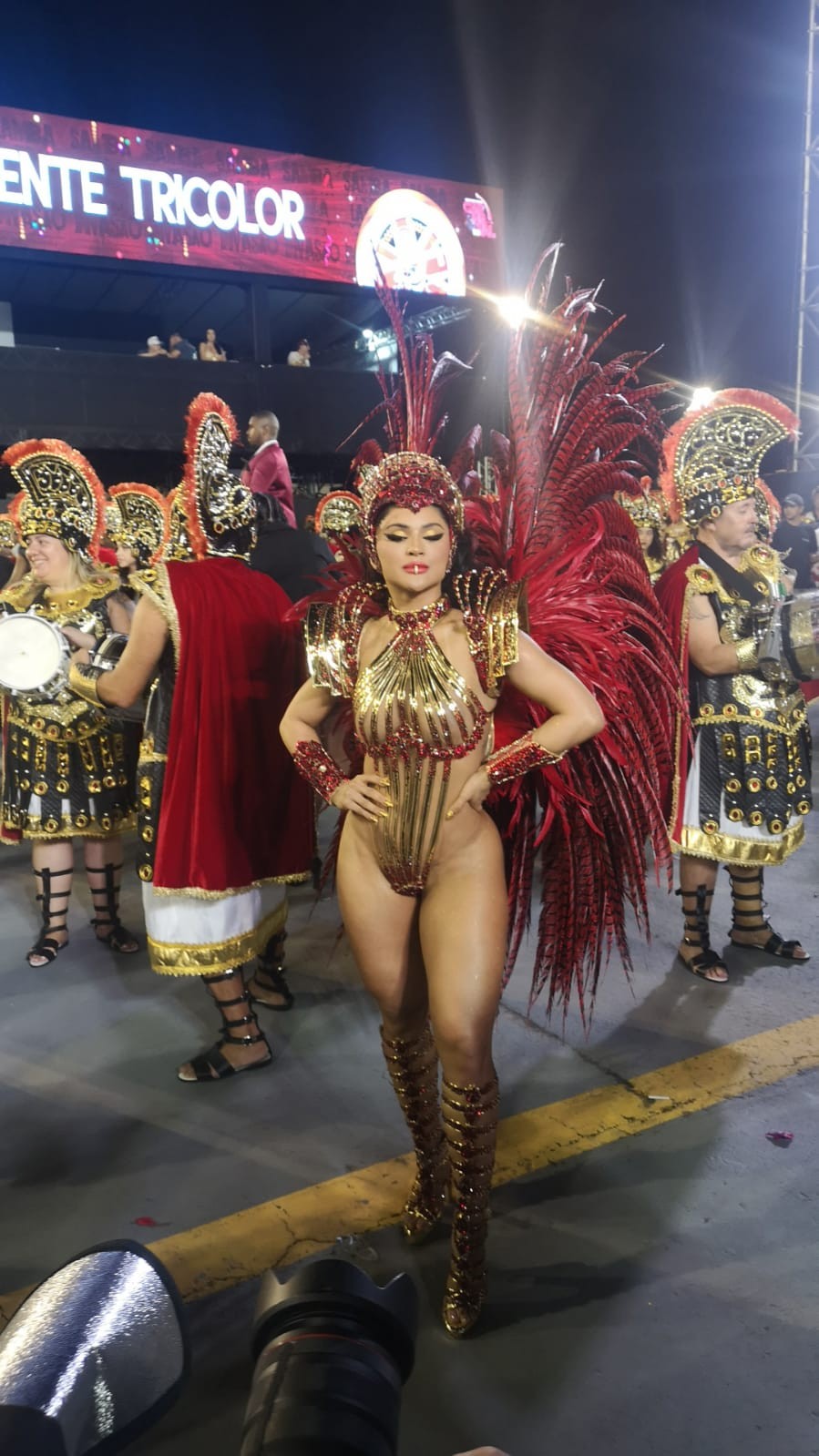 Mileide Mihaile na concentração para a estreia como rainha de bateria da Tricolor — Foto: Quem