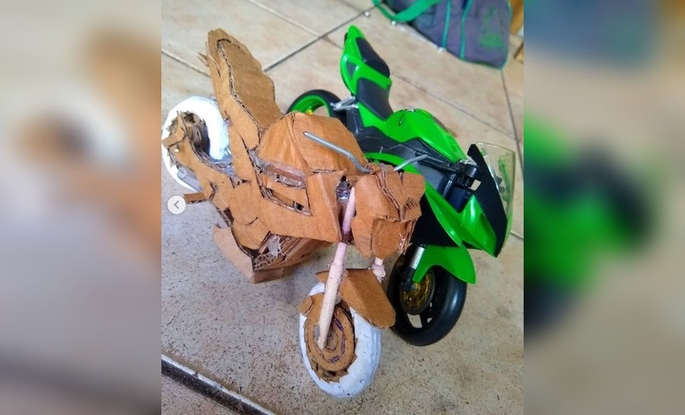 Rio-pretense também produz motocicletas em miniatura usando papelão — Foto: Reprodução/Instagram