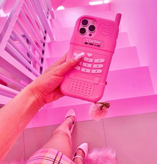 Nem a escada escapou do tom rosa, e foi pintada dos degraus ao corrimão no tom da Barbie (Foto: Instagram / Reprodução)