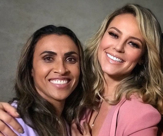 Paolla Oliveira posa com Marta e pede país menos machista ...