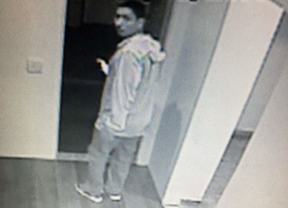 Imagens de câmeras de segurança do prédio mostram homem que teria assaltado moradores na Barra (Foto: Reprodução/TV Globo)