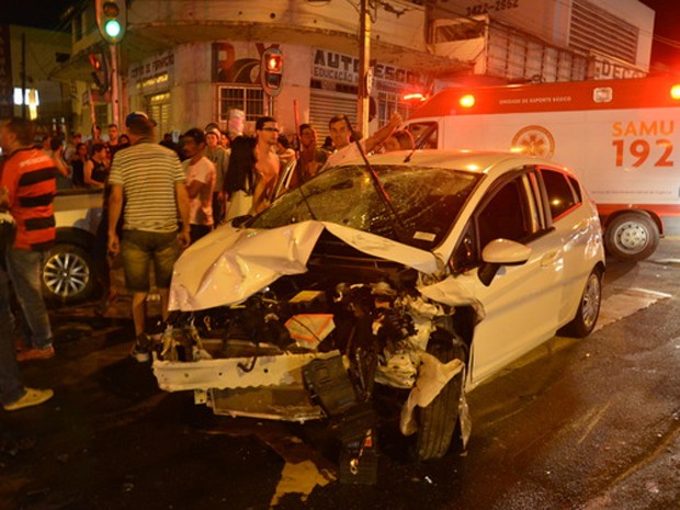 Um dos veículos envolvidos no acidente teve a frente destruída (Foto: Anderson Santos/Blog do Anderson)