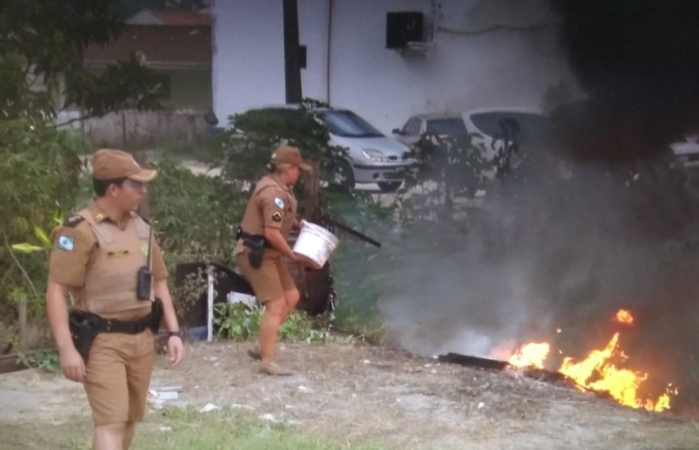 O Corpo de Bombeiros também foi acionado e terminou de apagar as chamas — Foto: Polícia Militar/Divulgação