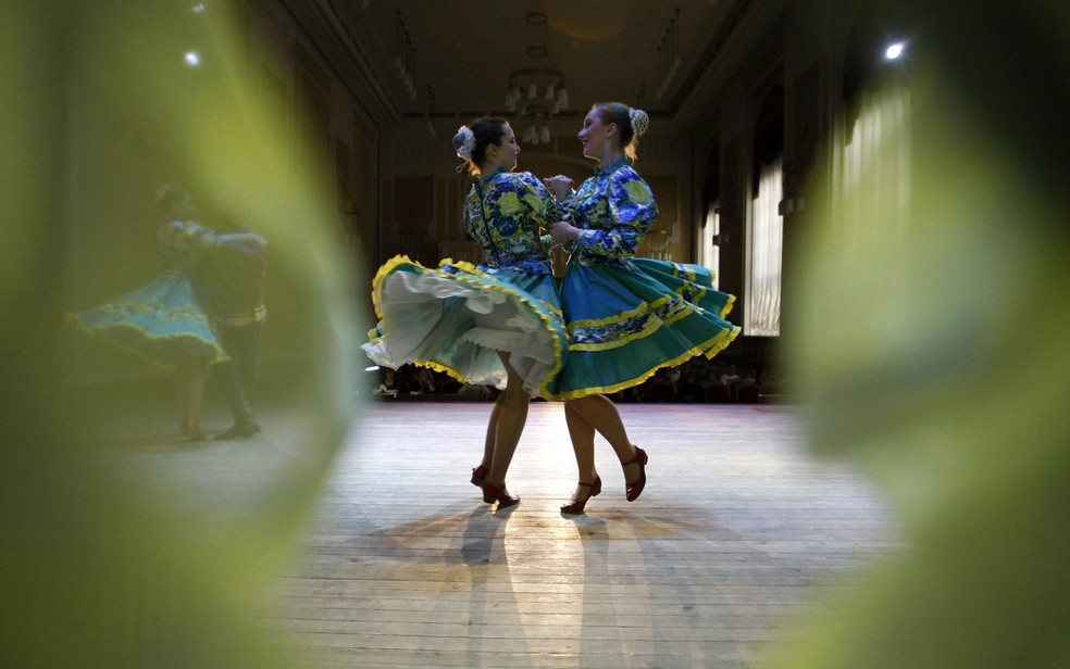 Dançarinas em São Petersburgo, na Rússia. (Foto: Alexander Demianchuk/Reuters)