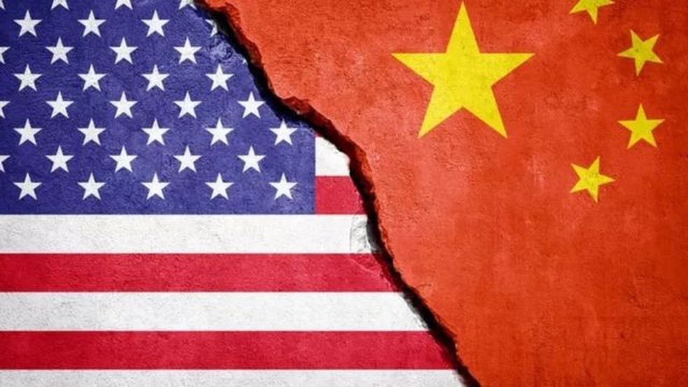 Montagem com bandeiras dos Estados Unidos e China. — Foto: Getty Images via BBC