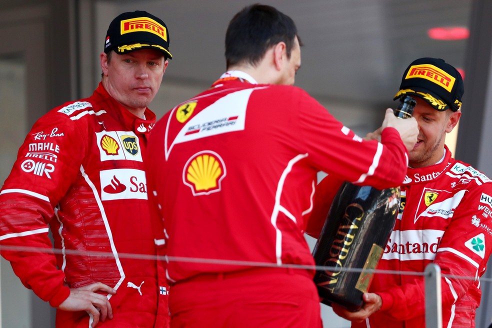 Kimi não escondeu o descontentamento no pódio em Mônaco (Foto: Getty Images)