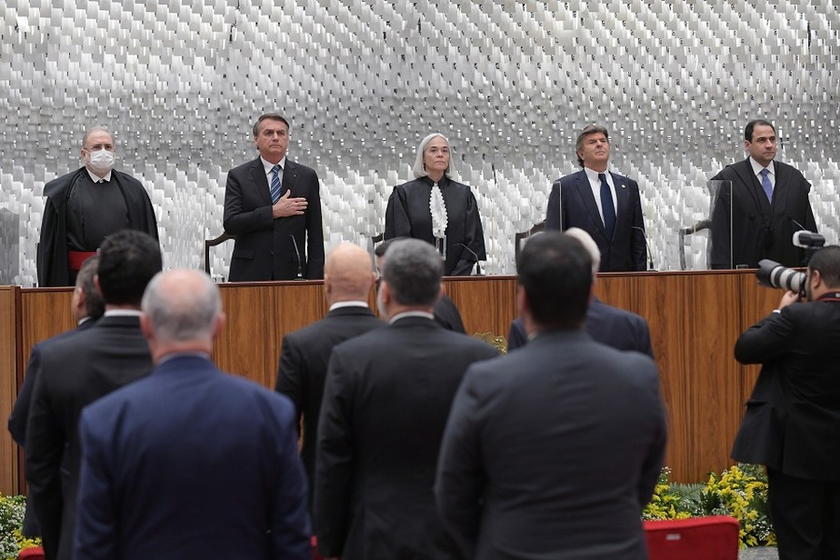 O presidente Jair Bolsonaro, ao lado da presidente do STJ, Maria Thereza de Assis Moura, do ministro Luiz Fux de do PGR Augusto Aras