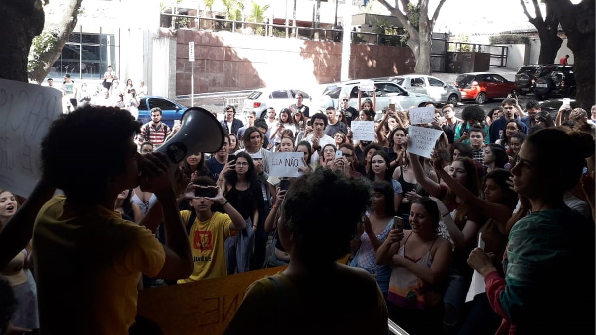 PUC-MG investiga supostas declarações racistas de professora contra estudante negro
