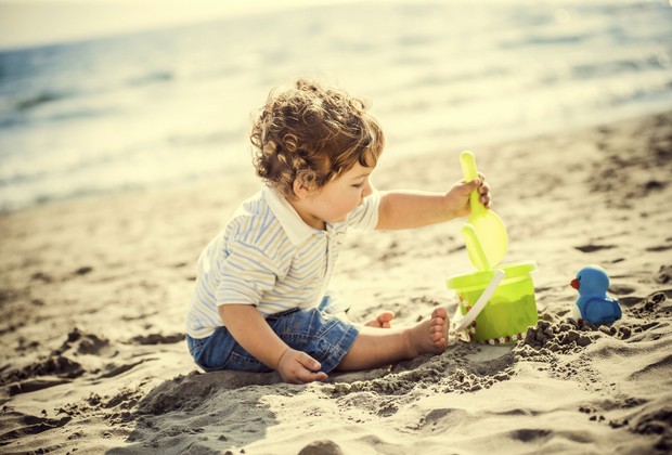 bebê; praia; baldinho; brinquedos; areia; menino (Foto: Thinkstock)