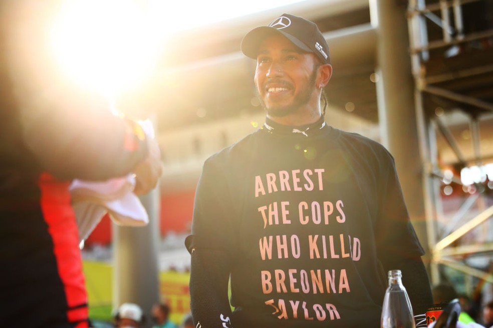 Lewis Hamilton, da Mercedes, protesta por morte de Breonna Taylor no GP da Toscana, em Mugello — Foto: Dan Istitene/Formula 1 via Getty Images