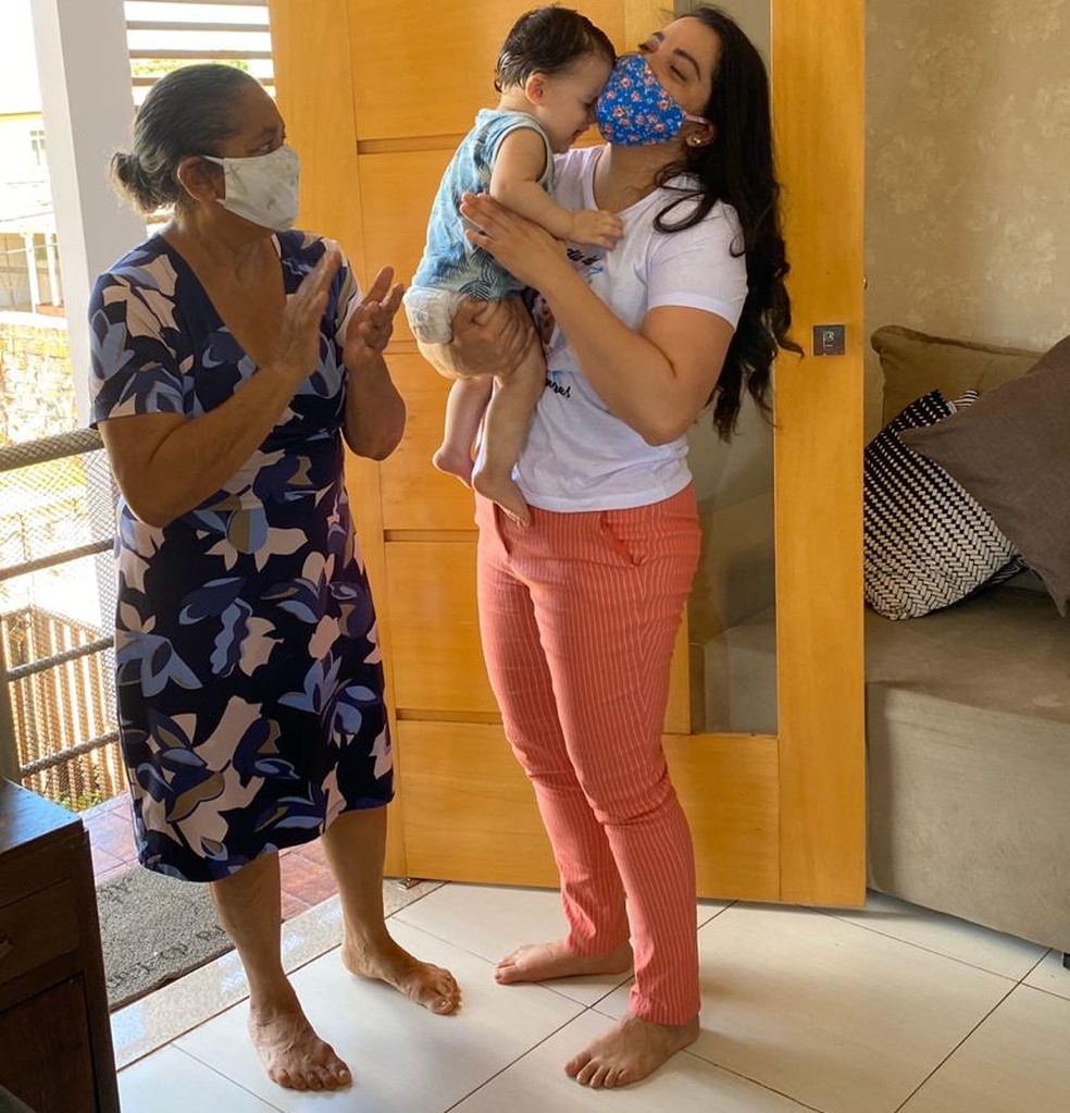 Após cumprir isolamento, a médica conseguiu passar o Dia das Mães em casa — Foto: Arquivo pessoal 