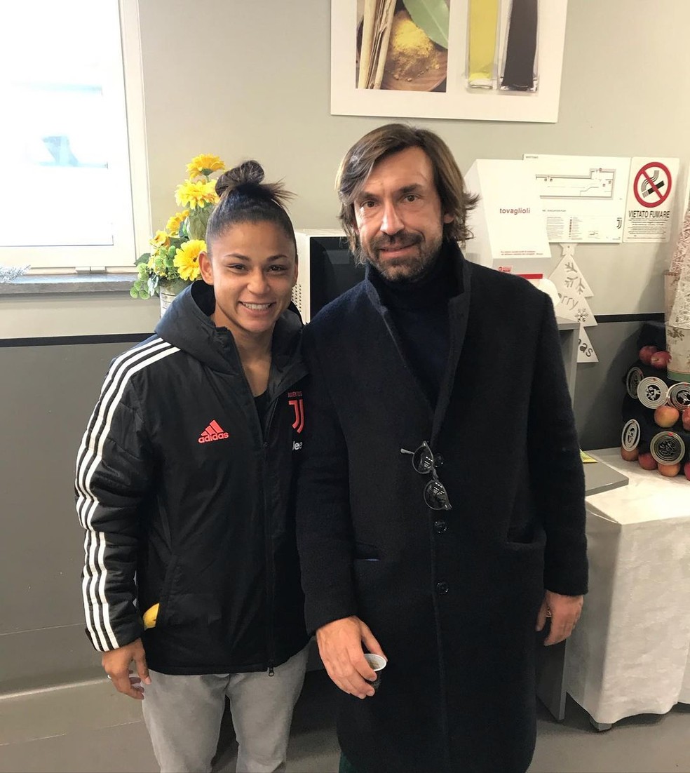 Maria Alves com Andrea Pirlo, ex-técnico do time masculino da Juventus — Foto: Reprodução/Instagram