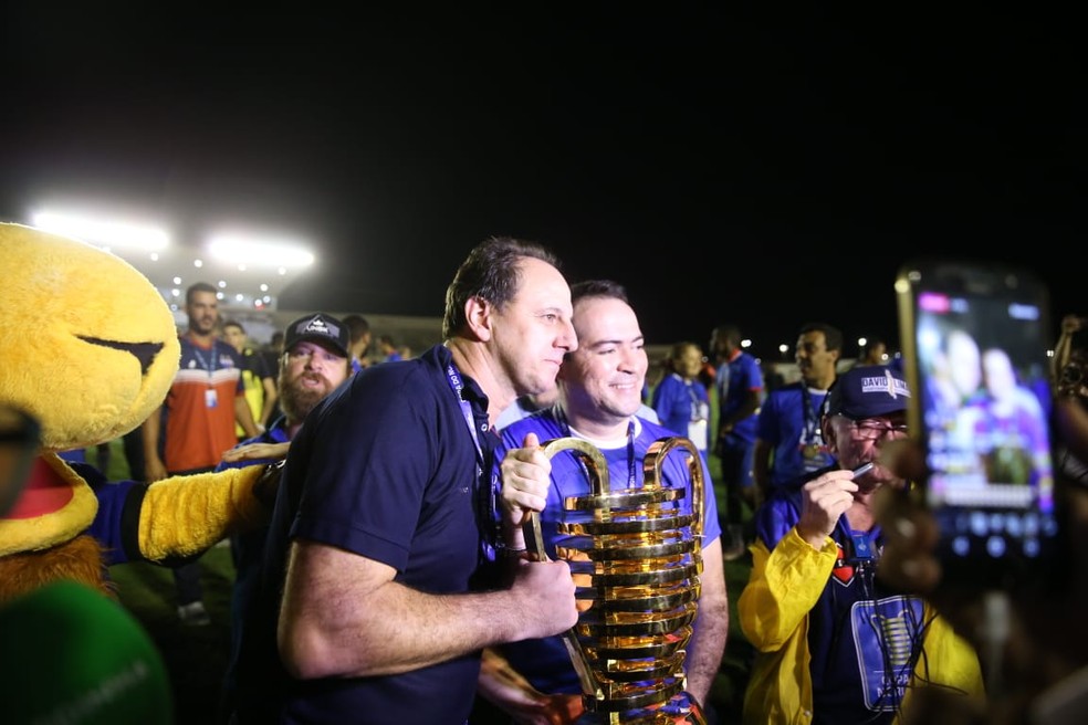 Ceni ergue taça de Campeão da copa do Nordeste em 2018 — Foto: Thiago Gadelha / Diário do Nordeste